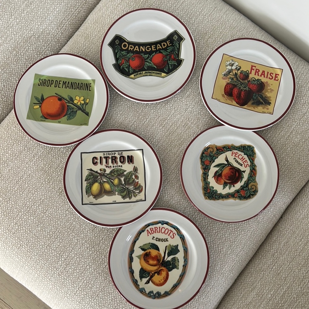 Set of 6 appetizer plates.